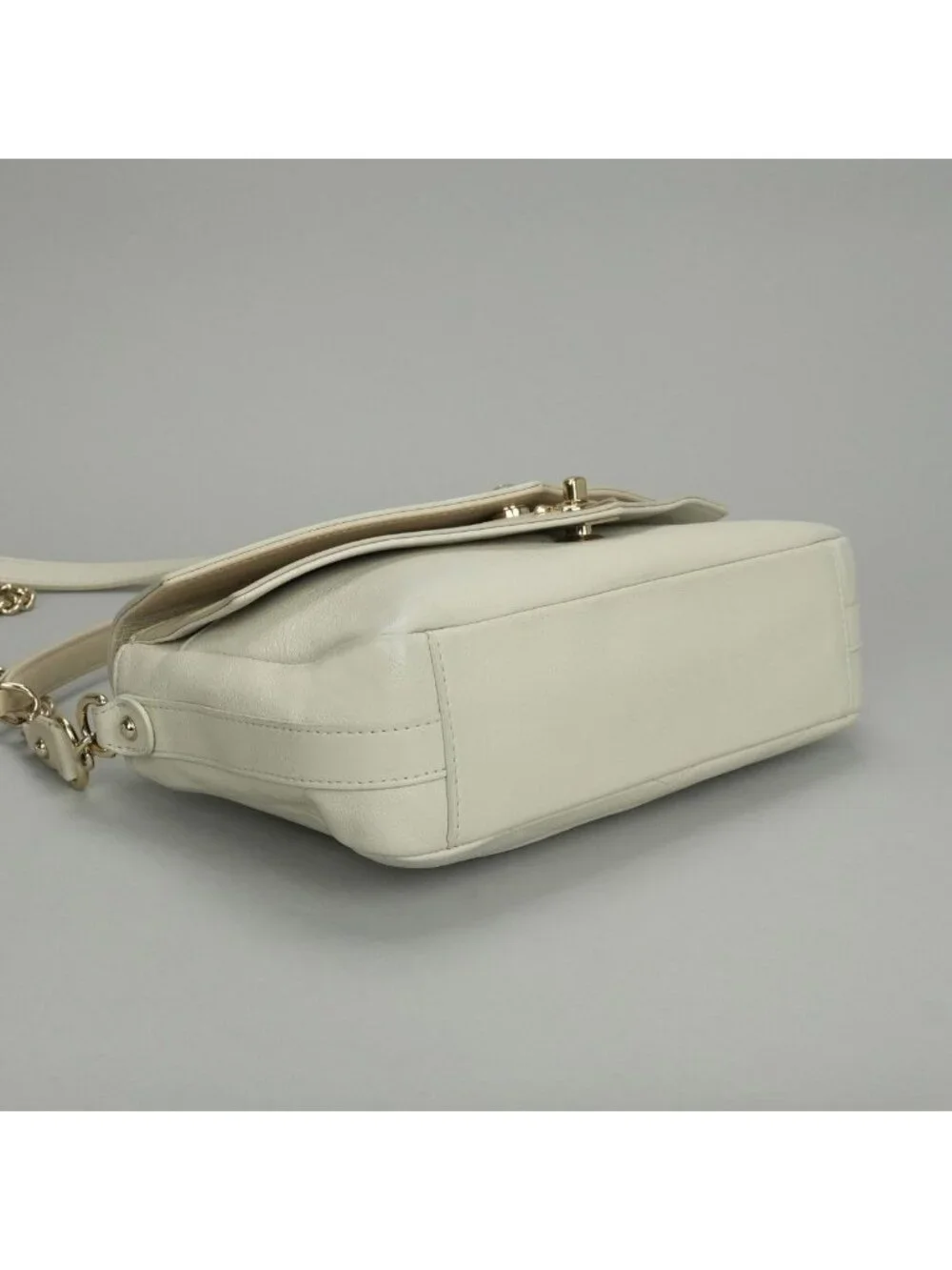 Chanel Blanc Stitch Shoulder Bag Calfskin Beige Gold Chain Bag CC Logo Turnlock
